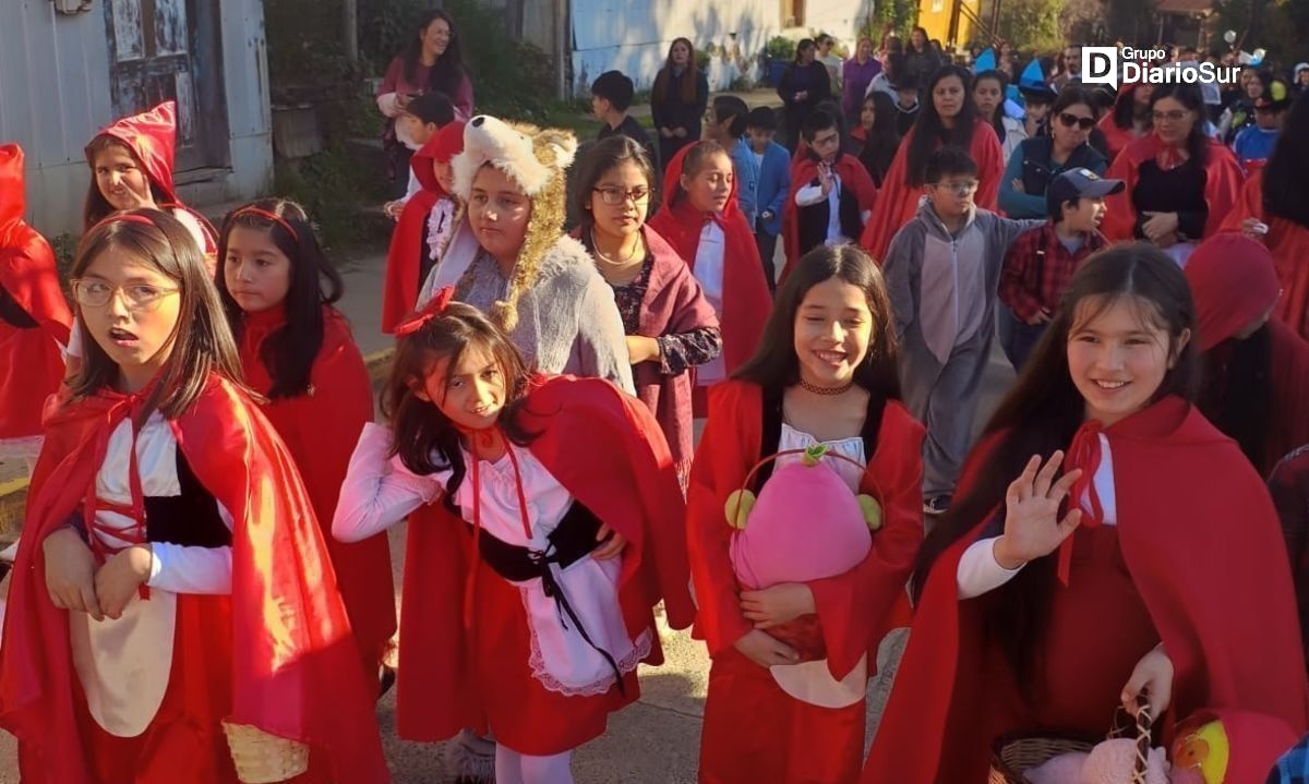 Escuela básica de Corral celebró el Día del Libro con pasacalles