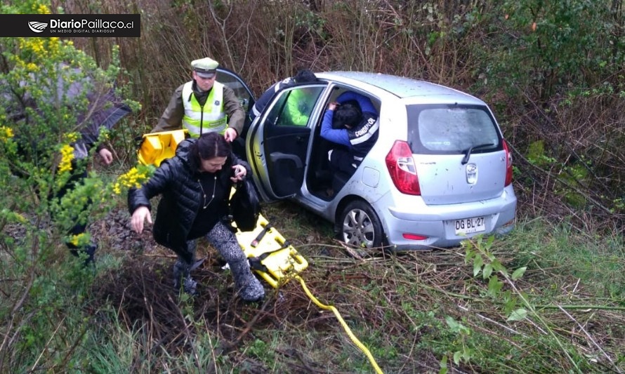 Auto resultó semi volcado a la altura del Puente Llollelhue