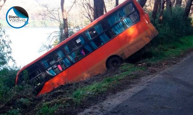 Micro desbarrancada deja un menor de 15 años lesionado en ruta Valdivia-Niebla