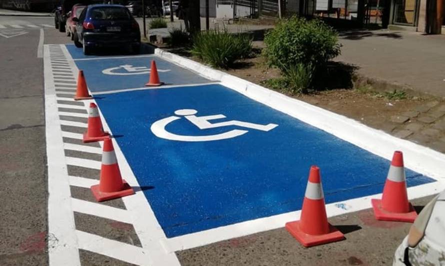 Pintan 30 nuevos estacionamientos para personas con discapacidad en Valdivia