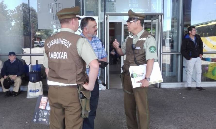 Carabineros enseña a identificar billetes falsos en Terminal de Buses de Valdivia