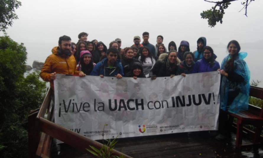 Estudiantes de la Universidad Austral de Chile visitaron Parque Alerce Costero de Corral