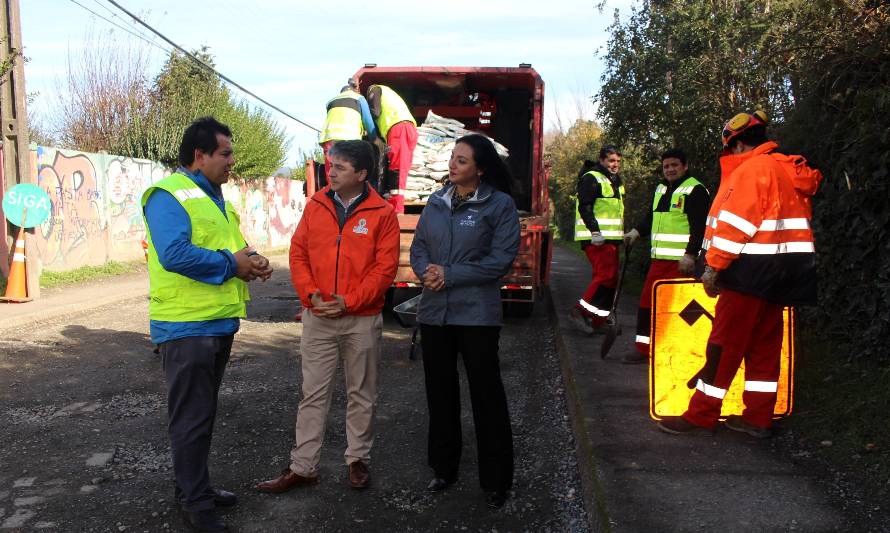 MOP realiza faenas de bacheo para mejorar calle El Castillo en Niebla