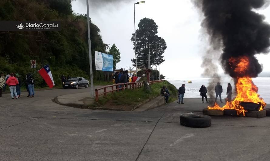 Manifestantes bloquearon accesos a Corral por mar y tierra