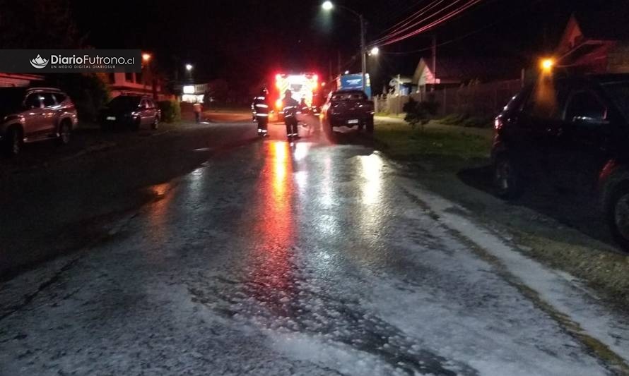 Derrame de combustible en transitada calle movilizó a bomberos de Futrono