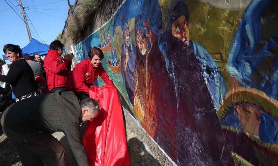 Corral: Ministra de las Culturas inaugura mural que cuenta la historia de los vecinos de San Carlos