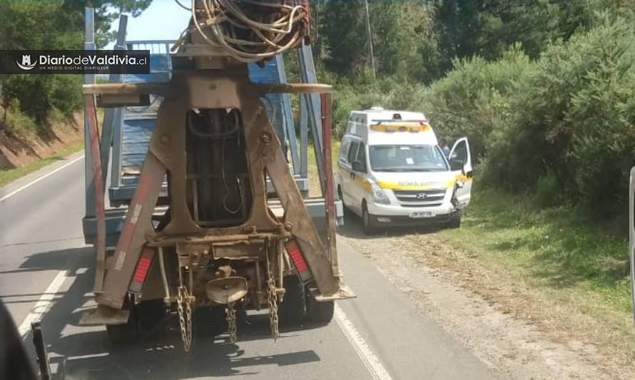 Bus y ambulancia colisionaron en ruta Valdivia-Paillaco