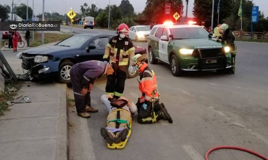 Automóvil chocó con barrera de contención en Cayurruca, Río Bueno: dos lesionados