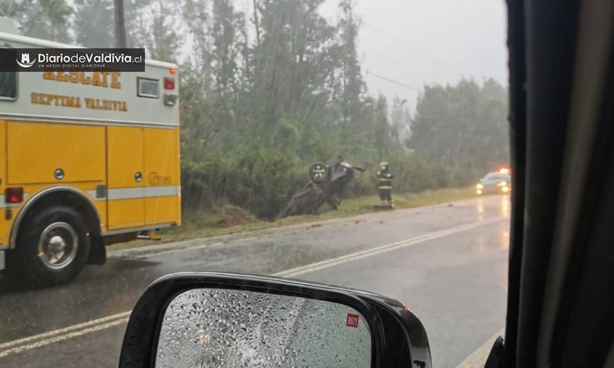 Alarma por vehículo volcado en salida sur de Valdivia
