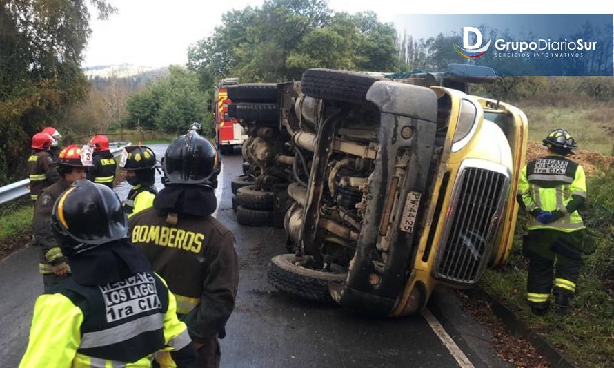 Camión volcó en sector rural de Los Lagos