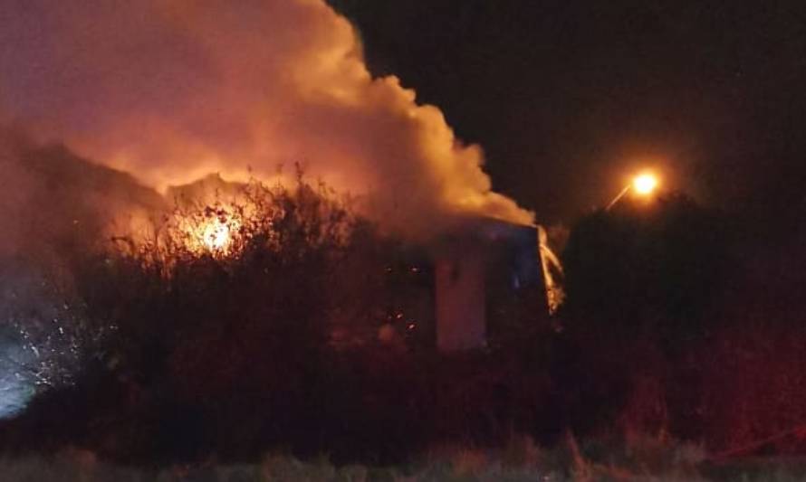 Heroico rescate de persona que dormía mientras inmueble se incendiaba