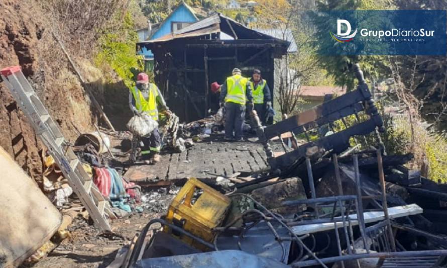 Municipio de Corral gestiona ayuda para familia que perdió su casa en incendio