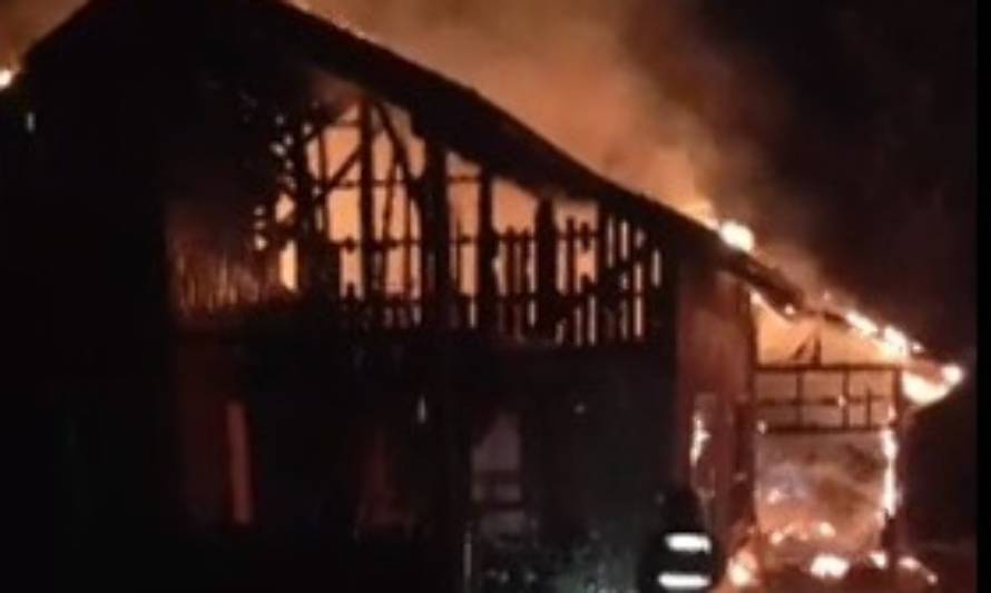 Incendio redujo a cenizas vivienda en Los Lagos