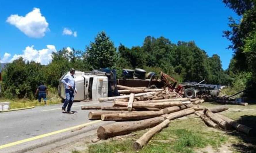 Camión forestal volcó en ruta Panguipulli - Los Lagos