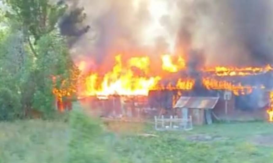 Incendio destruyó bodega en ruta Valdivia-Paillaco