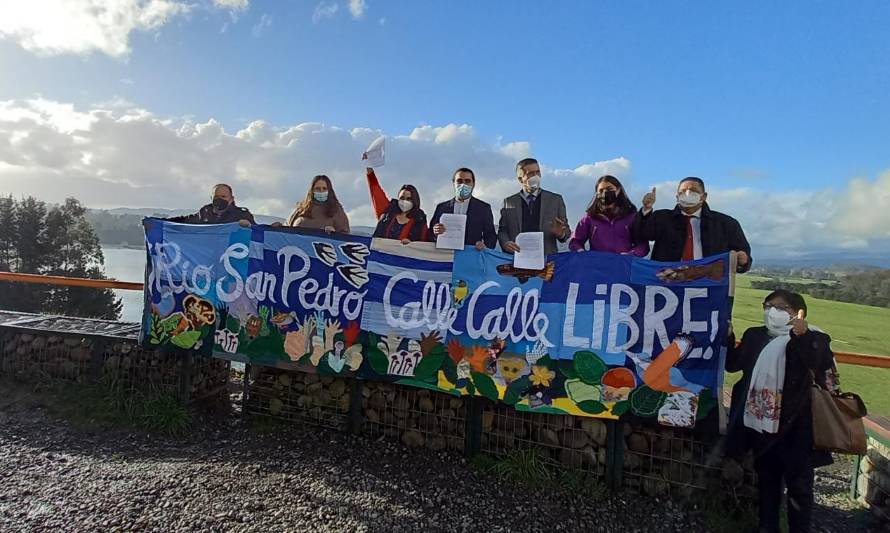 Alcaldes de Valdivia, Panguipulli y Los Lagos se reunieron para firmar compromiso contra proyecto Colbún