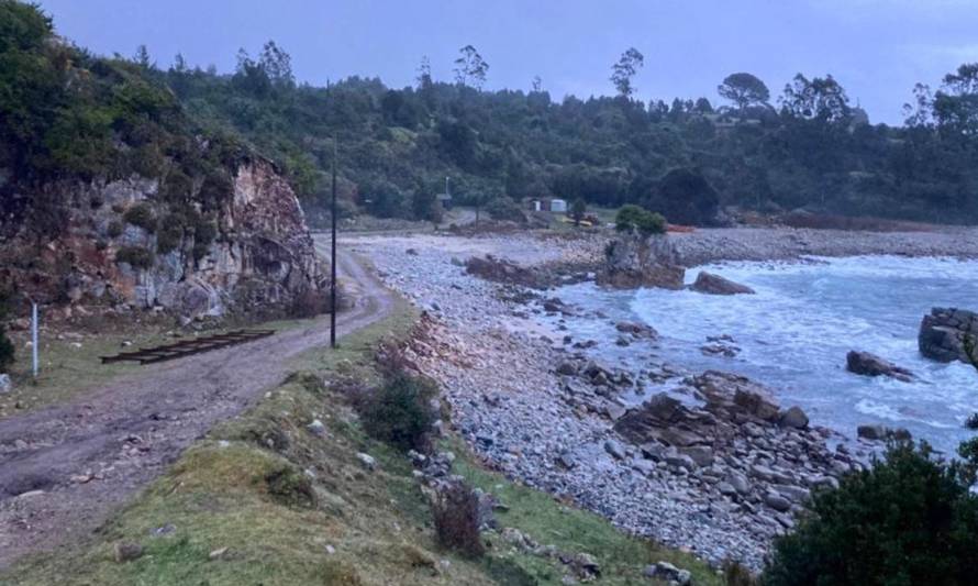 Proyecto de pavimentación en caleta Huiro en Corral arranca con instalación de primera piedra