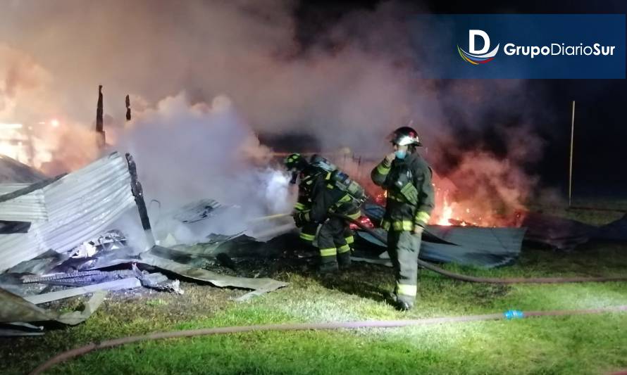 Incendio en escuela rural de Río Bueno: cuidador fue trasladado a Valdivia