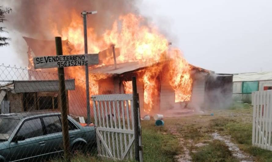 Daños serían totales: incendio consumió vivienda en Corral