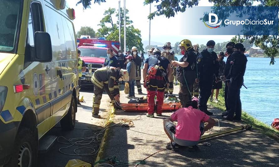 Rescatan a hombre que se lanzó al río en Valdivia