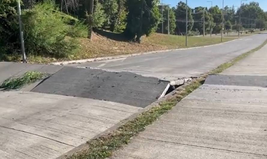 Preocupación por pavimento partido en dos en avenida Simpson