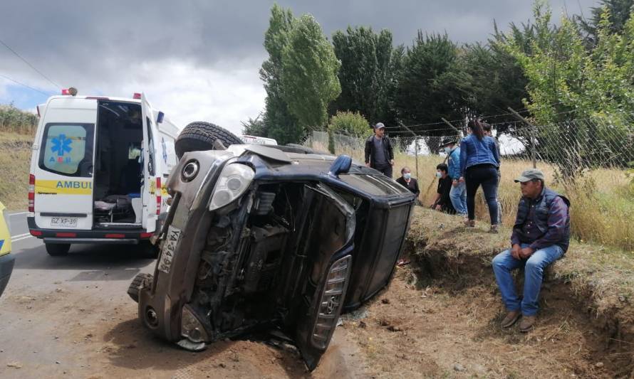 Vehículo volcó en Río Bueno con dos ocupantes en su interior