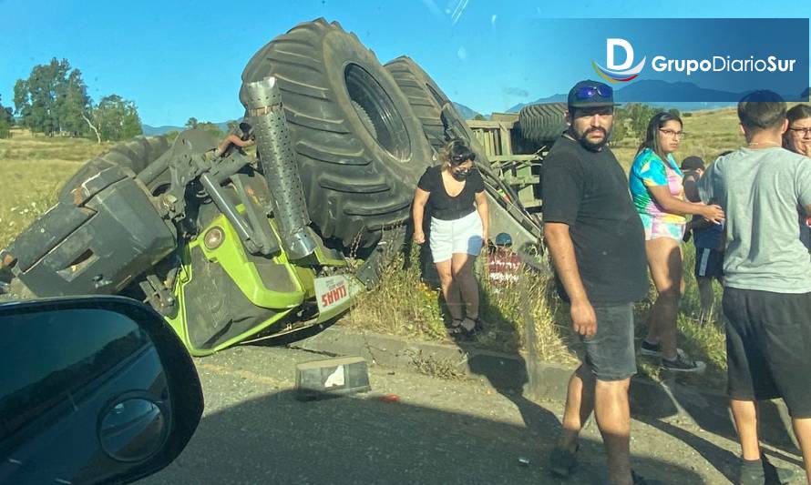 Tractor con carro volcó en cuesta Coique, comuna de Futrono