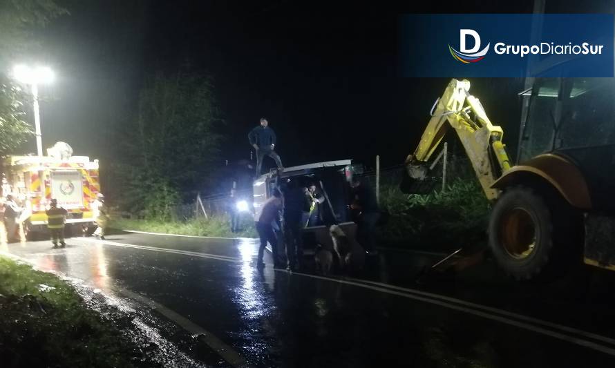 Lluvias habrían provocado volcamiento en sector Curriñe, Futrono