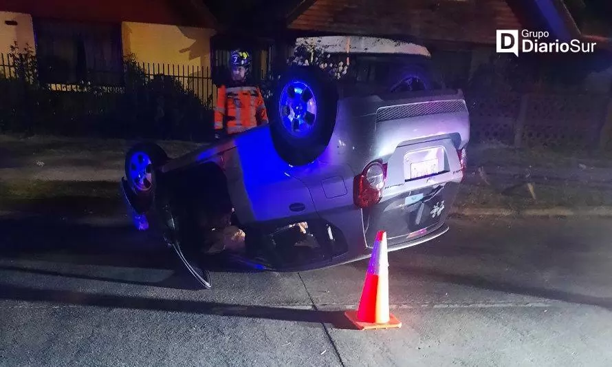 Vehículo volcó en el sector Regional de Valdivia y dejó un lesionado