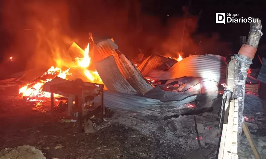 Cuatro personas damnificadas: incendio consumió vivienda en Isla del Rey
