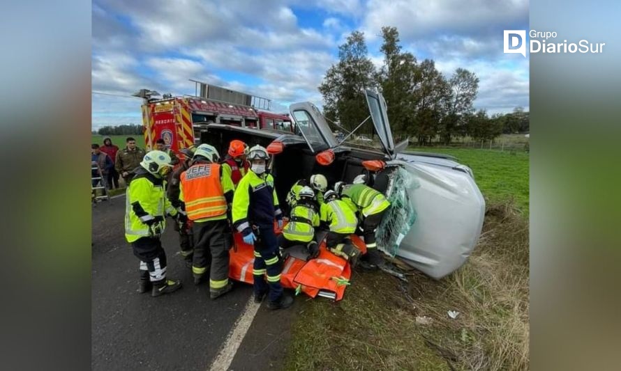 Volcamiento vehicular en camino rural de Paillaco dejó un lesionado