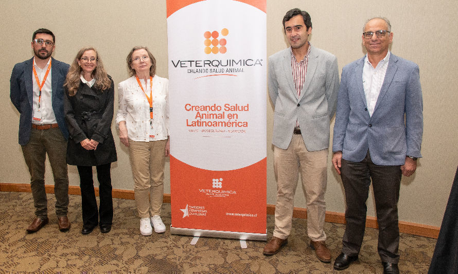 Gonzalo Ojeda de Veterquimica; la Dra. Sonia Vázquez, Profesora Emérita del Tecnológico de Monterrey; Brigitte Duquesne, Global Product Manager en Huvepharma; Luis Morales de Veterquimica y Dan Zekaria, Gerente de Ventas para América Latina de Huvepharma. Crédito: Diario Lechero.
