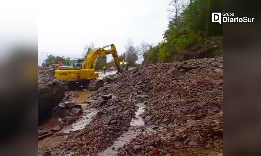 Este jueves esperan reabrir ruta Coñaripe-Panguipulli tras remoción en masa 