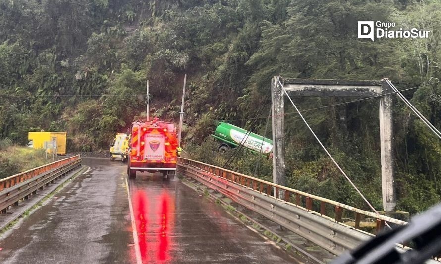 Por escasos metros, camión se salvó de caer al río San Pedro