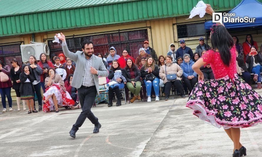 Alcalde de Los Lagos se luce bailando cueca: "Se baila como uno lo siente"