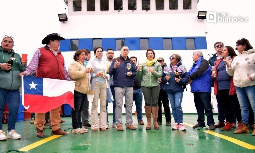 Entre aplausos recibieron a la barcaza Mailén en Corral