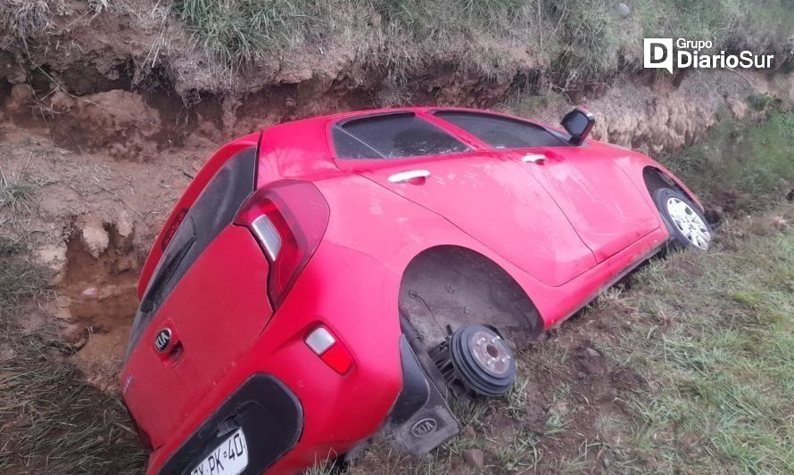 Auto semivolcado alerta a vecinos cerca de Paillaco