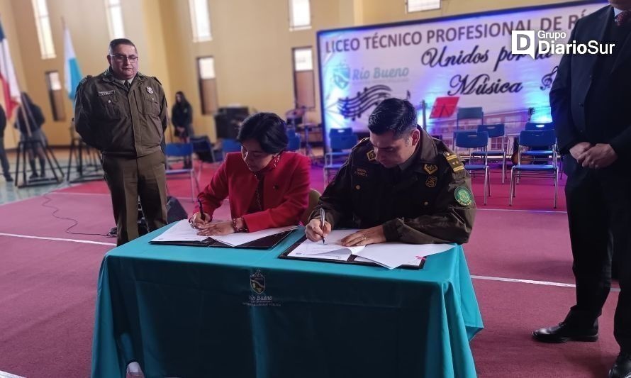 Firma del convenio. Créditos: Municipalidad de Río Bueno.