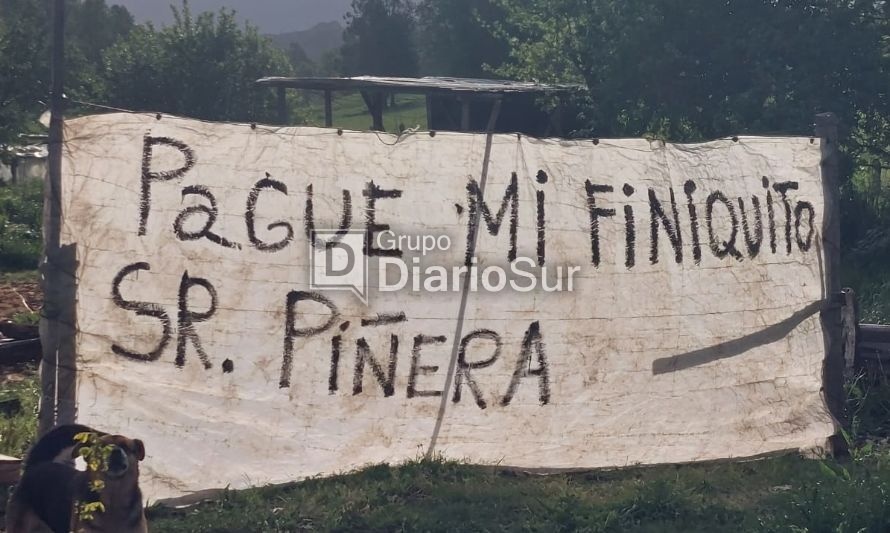 El cartel se encuentra en un fundo que pertenece al expresidente Piñera:. Crédito foto: Grupo DiarioSur (izquierda)/ Redes sociales expresidente Piñera (derecha).