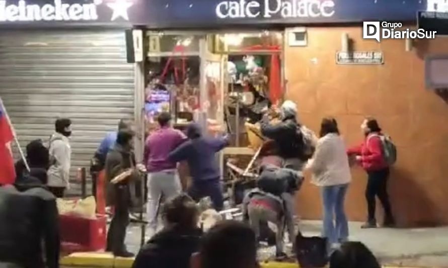 Desmanes en las afueras de céntrico café por desaparición de perros callejeros