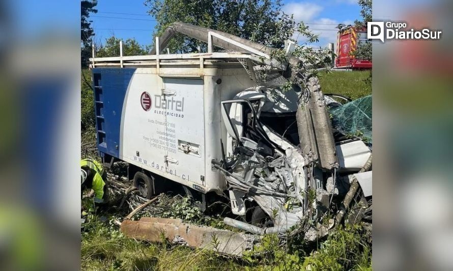 Vehículo despistó e impactó contra un poste en la ruta Paillaco-Valdivia