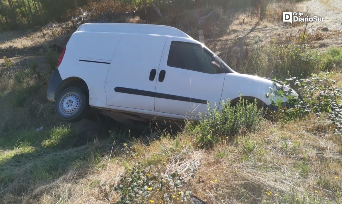 Vehículo volcó en una zanja a un costado de la ruta Paillaco-Valdivia