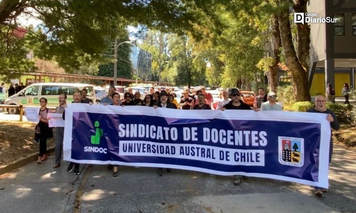 Con marcha de profesores inició el año en la Universidad Austral