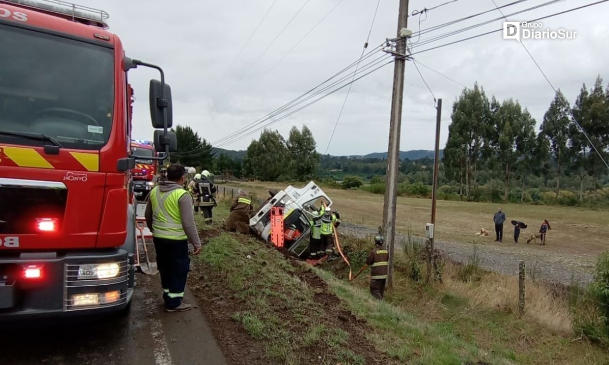 Camión volcó en Los Lagos