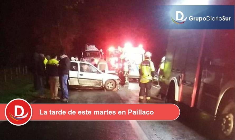 4 lesionados tras colisión de un vehículo contra rama de un árbol 